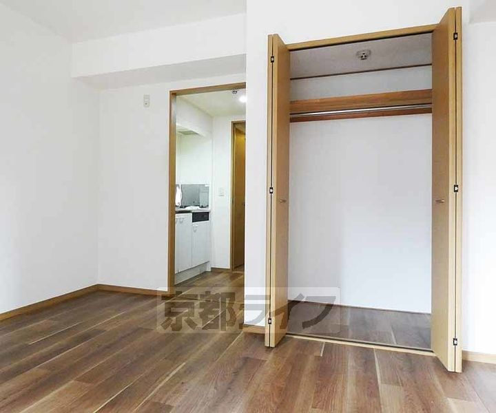 京都府京都市南区上鳥羽南島田町の賃貸マンションの居間