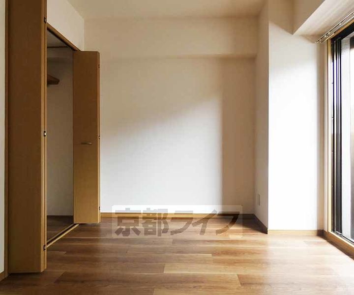 京都府京都市南区上鳥羽南島田町の賃貸マンションの居間