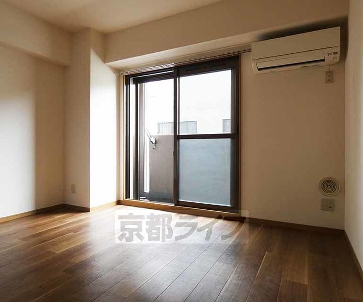 京都府京都市南区上鳥羽南島田町の賃貸マンションの居間