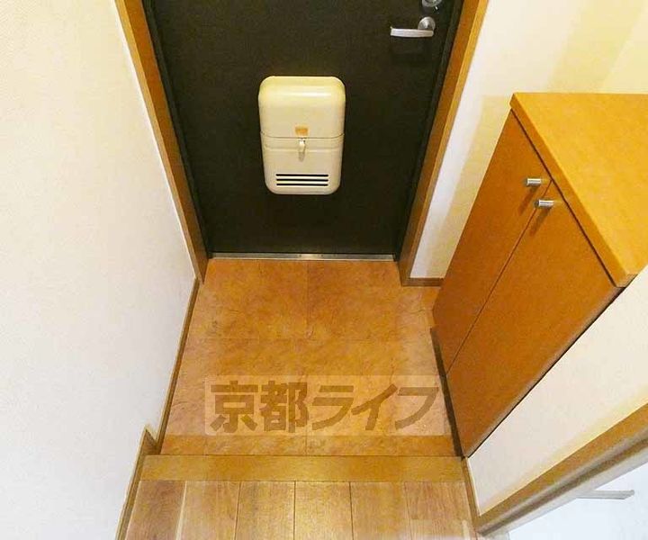京都府京都市南区上鳥羽南島田町の賃貸マンションの玄関