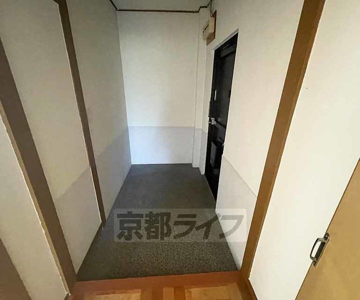 イースト東福寺31の玄関