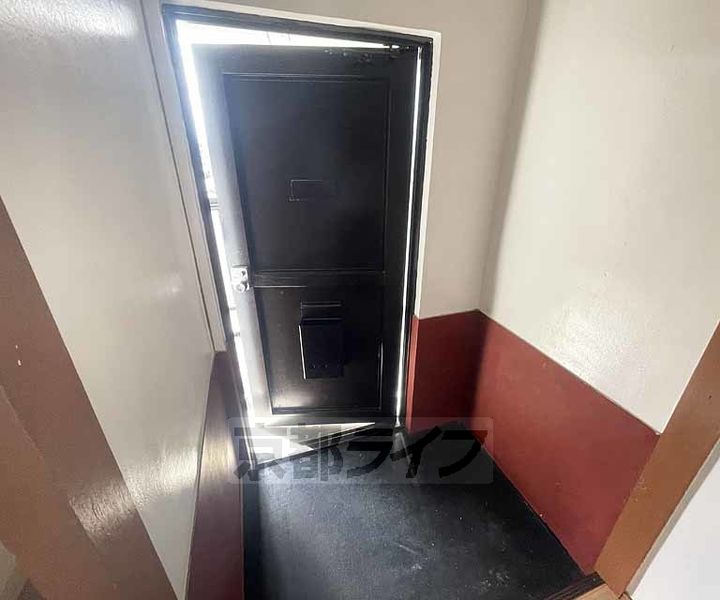 イースト東福寺33の玄関