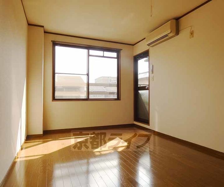 京都府京都市南区東九条北烏丸町の賃貸マンションの居間