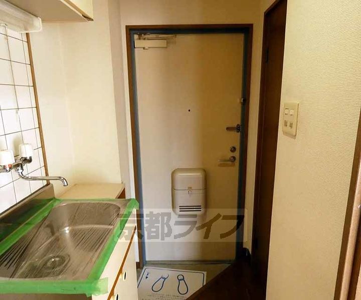 京都府京都市南区東九条北烏丸町の賃貸マンションの玄関