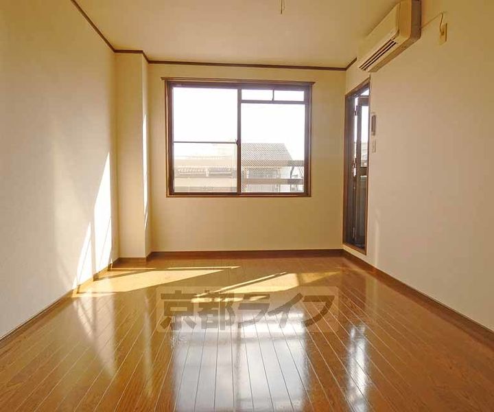 京都府京都市南区東九条北烏丸町の賃貸マンションの居間