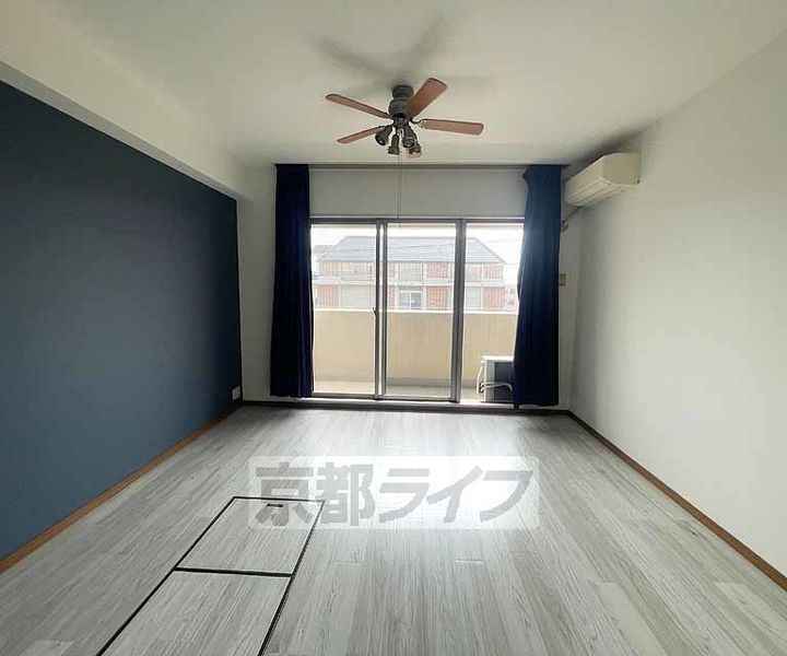 京都府京都市東山区上馬町の賃貸マンションの居間