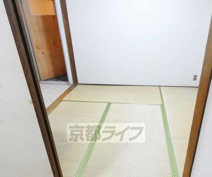 京都府京都市東山区本町18丁目の賃貸マンションの居間