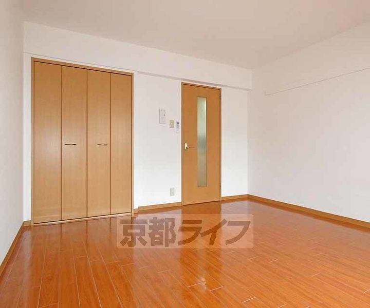 京都府京都市東山区本町新5丁目の賃貸マンションの居間