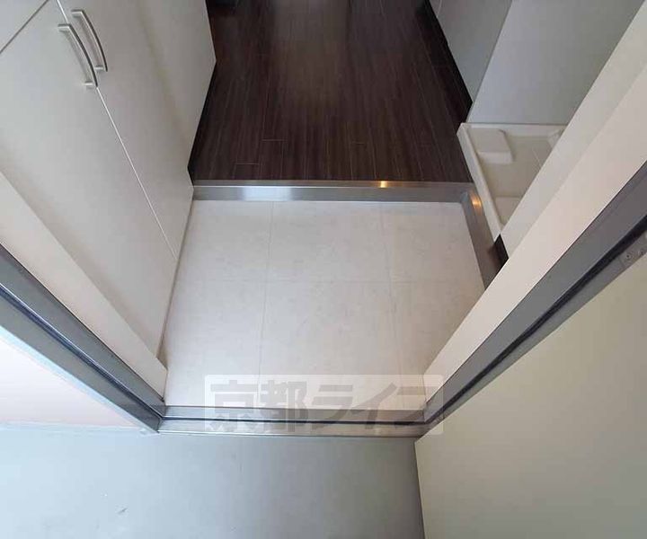 京都府京都市下京区中堂寺坊城町の賃貸マンションの玄関