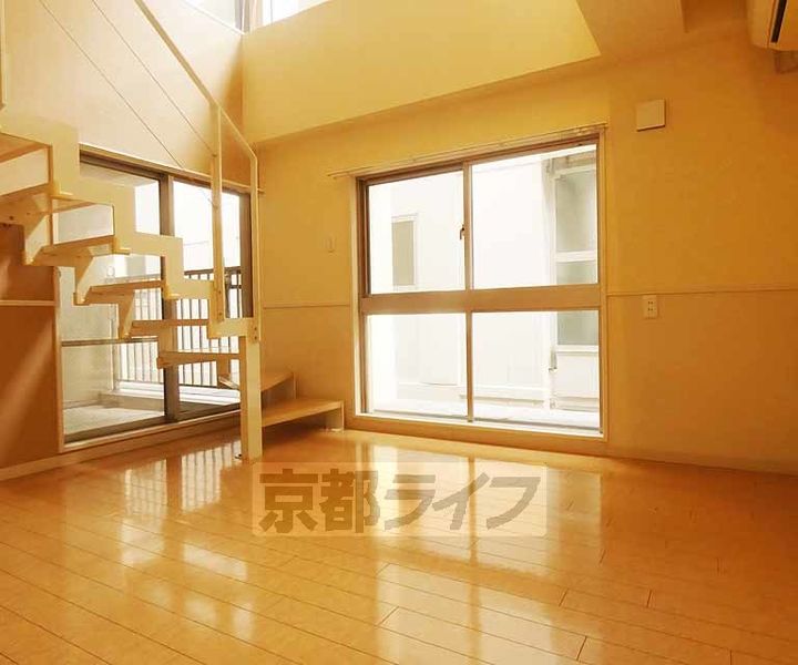 シュシュパルク六条院302の居間