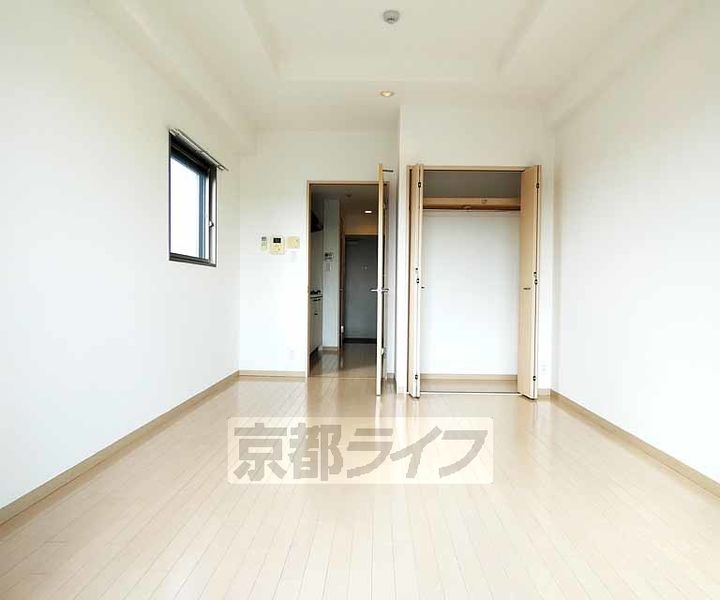 京都府京都市下京区朱雀北ノ口町(七条通り七本松東入る)の賃貸マンションの居間