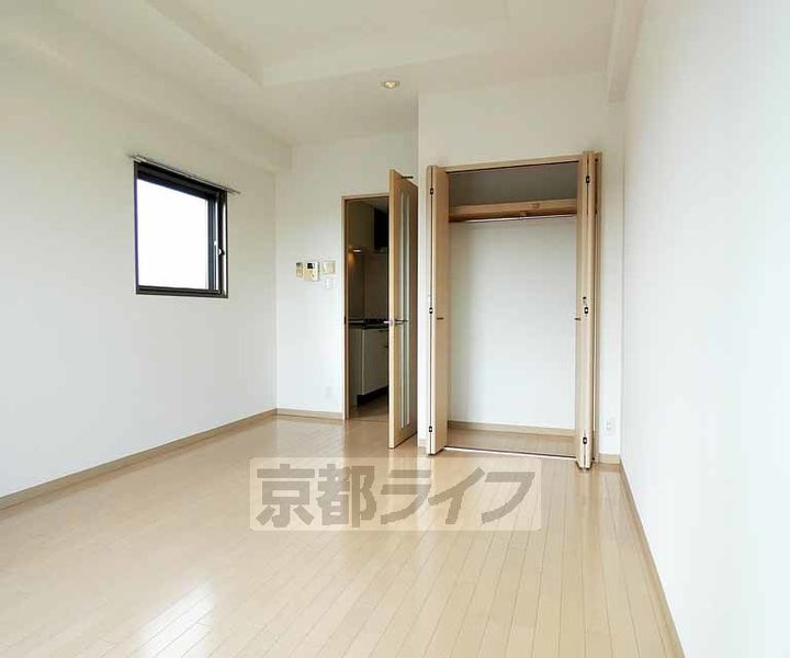 京都府京都市下京区朱雀北ノ口町(七条通り七本松東入る)の賃貸マンションの居間