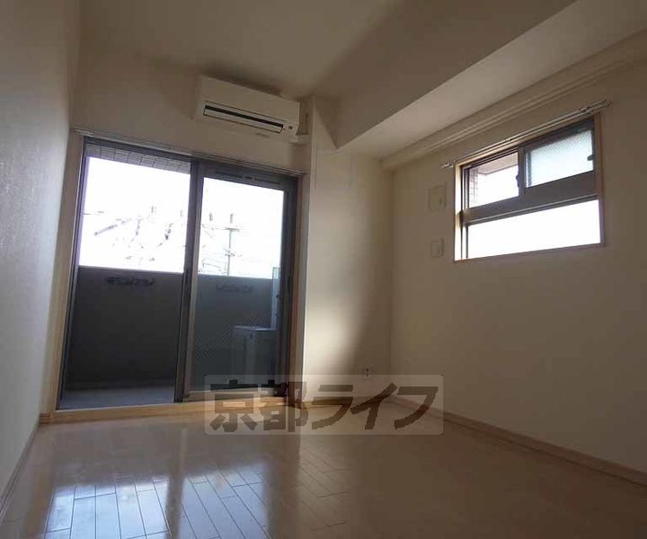 京都府京都市下京区西七条南東野町の賃貸マンションの居間