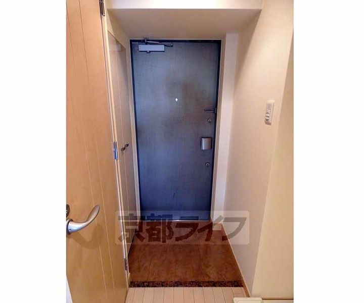 京都府京都市下京区西七条南東野町の賃貸マンションの玄関