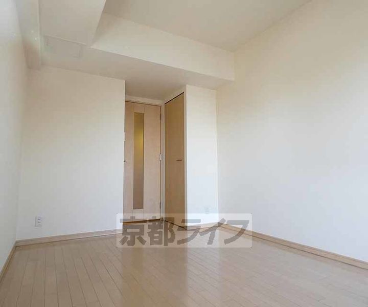 京都府京都市下京区西七条南東野町の賃貸マンションの居間