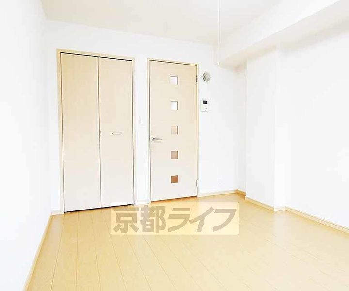 京都府京都市南区四ツ塚町の賃貸マンションの居間