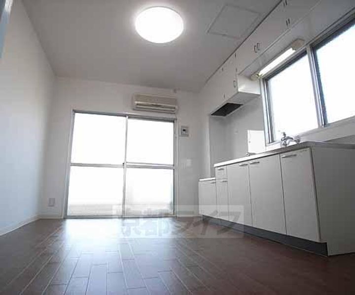 京都府京都市左京区北白川西瀬ノ内町の賃貸マンションの居間