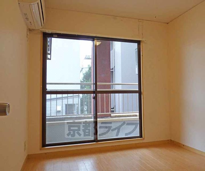 京都府京都市上京区俵屋町の賃貸マンションの居間