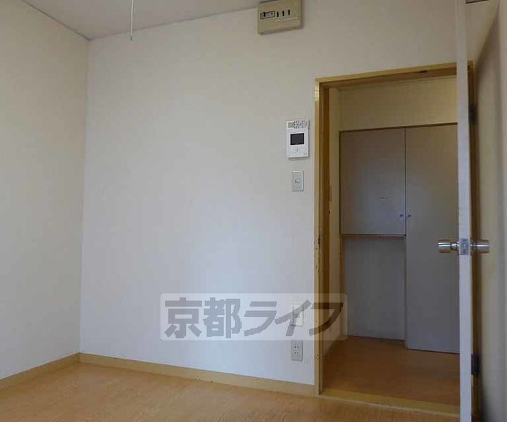 京都府京都市上京区俵屋町の賃貸マンションの居間