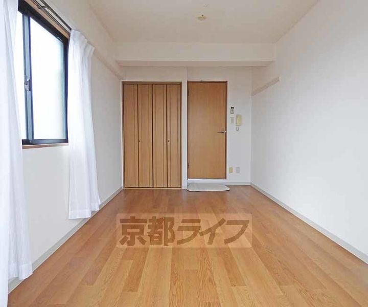 エクセレント御所西802の居間
