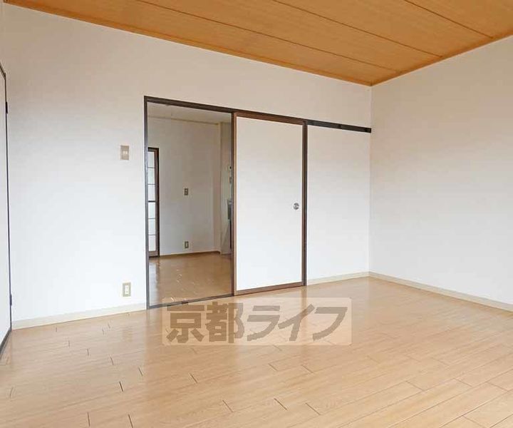 京都府京都市北区小松原北町の賃貸アパートの居間