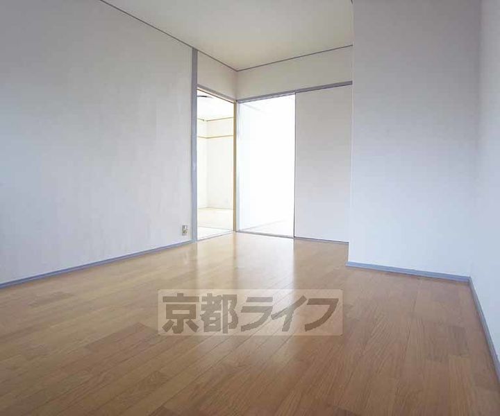 京都府京都市左京区一乗寺西水干町の賃貸マンションの居間