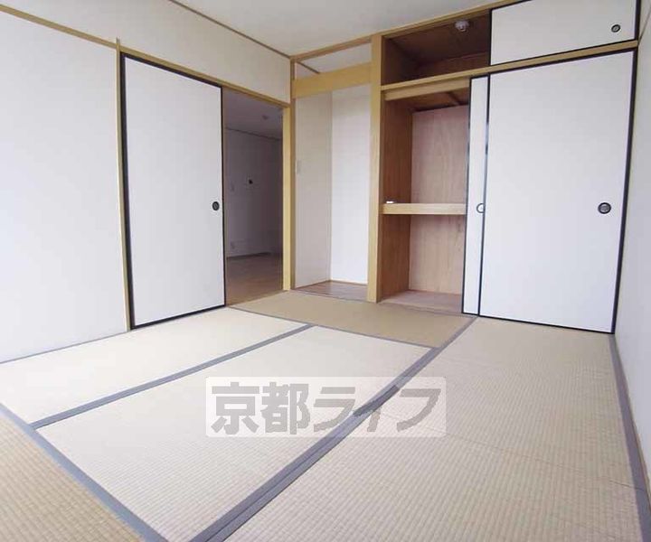 京都府京都市左京区一乗寺西水干町の賃貸マンションの居間