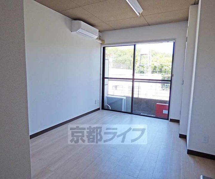 京都府京都市北区上賀茂朝露ケ原町の賃貸マンションの居間