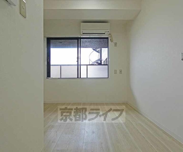 プレイル北大路ビル605の居間