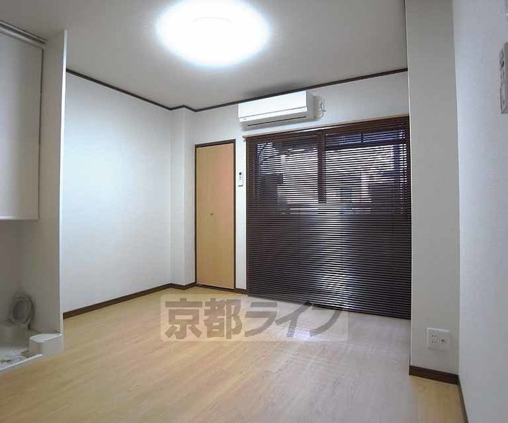 京都府京都市左京区吉田中阿達町の賃貸マンションの居間