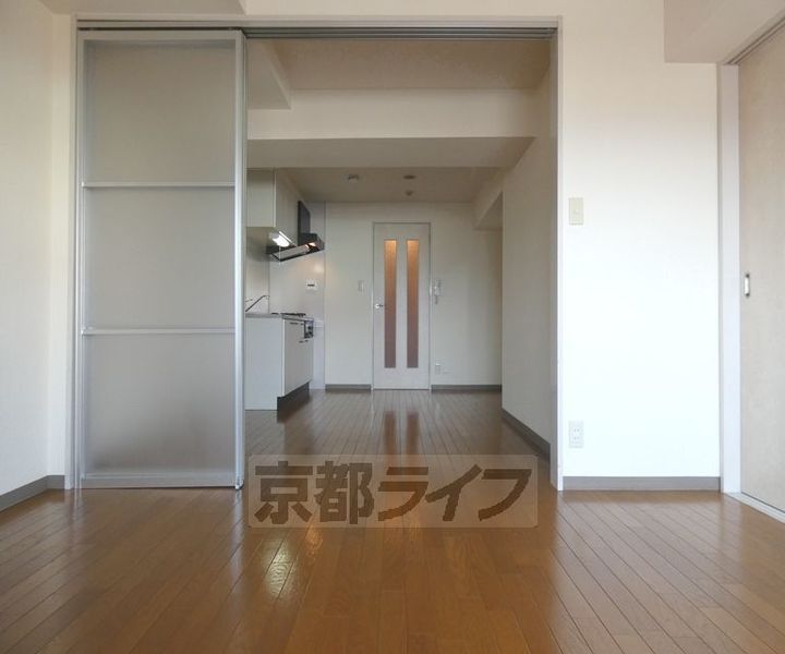 京都府京都市上京区薬師町の賃貸マンションの居間