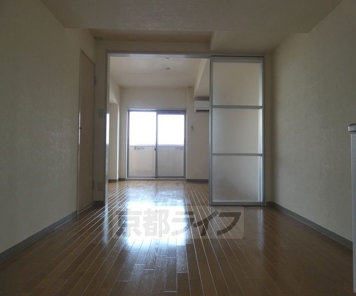 京都府京都市上京区薬師町の賃貸マンションの居間