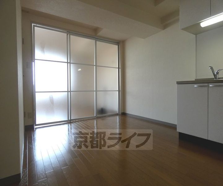 京都府京都市上京区薬師町の賃貸マンションの居間