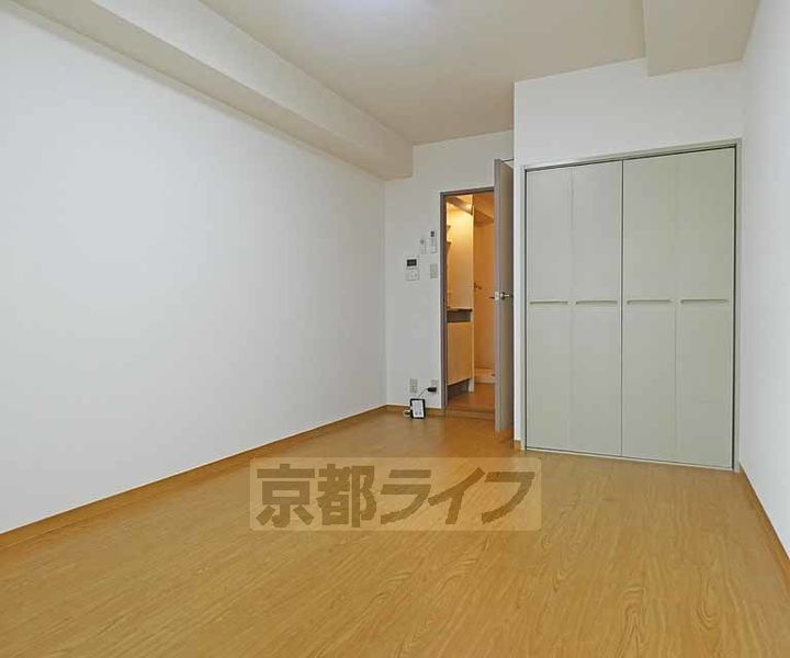 京都府京都市上京区泰童片原町の賃貸マンションの居間