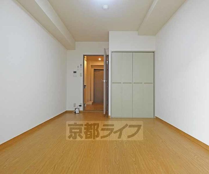 京都府京都市上京区泰童片原町の賃貸マンションの居間