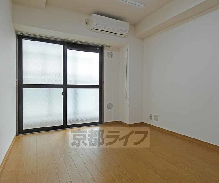 京都府京都市上京区泰童片原町の賃貸マンションの居間