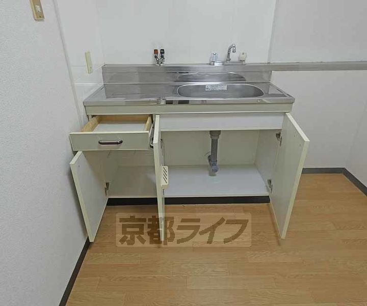 京都府京都市上京区笹屋町通浄福寺西入の賃貸マンションのキッチン