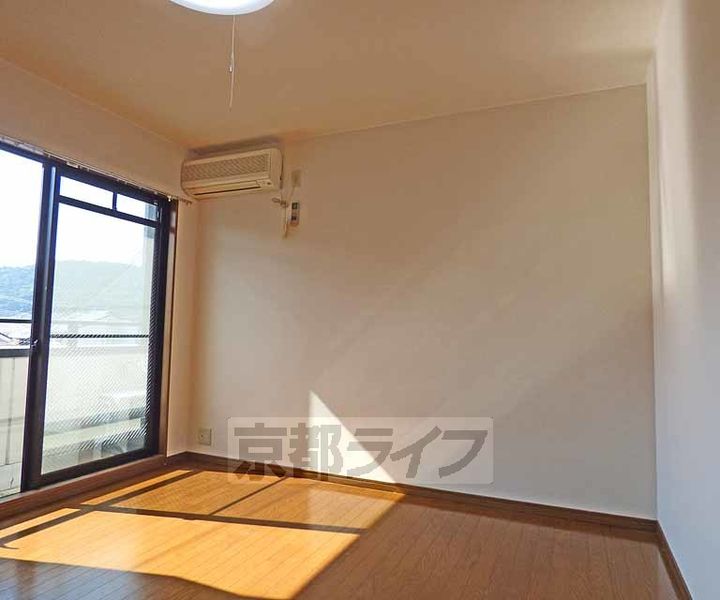 京都府京都市北区上賀茂豊田町の賃貸マンションの居間