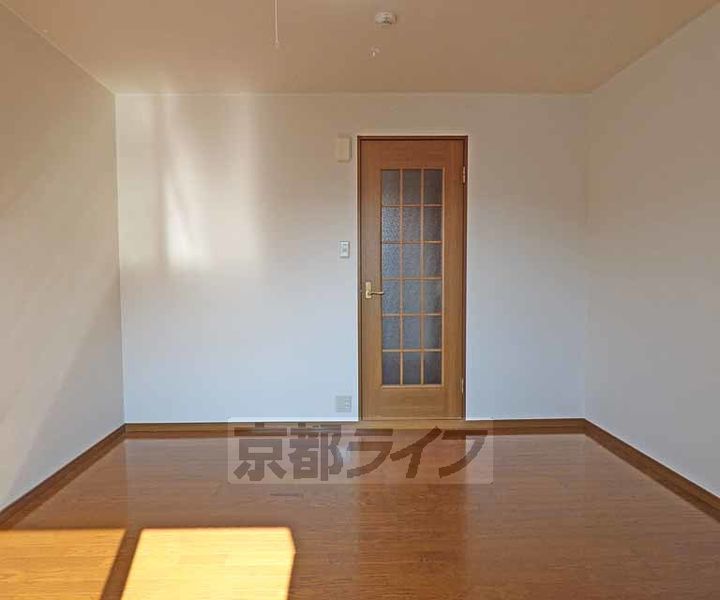 京都府京都市北区上賀茂豊田町の賃貸マンションの居間