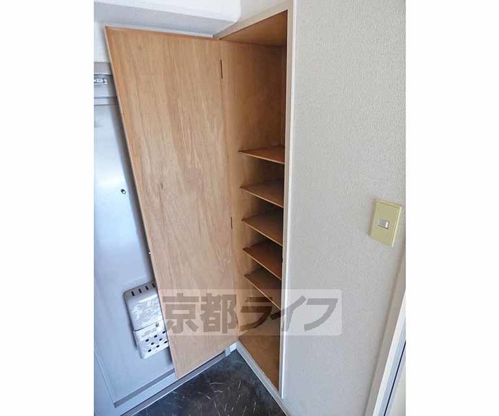 メゾンカミゴリョー409の玄関