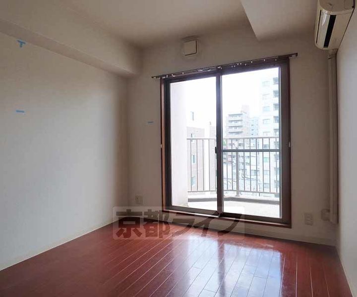 京都府京都市上京区西町の賃貸マンションの居間