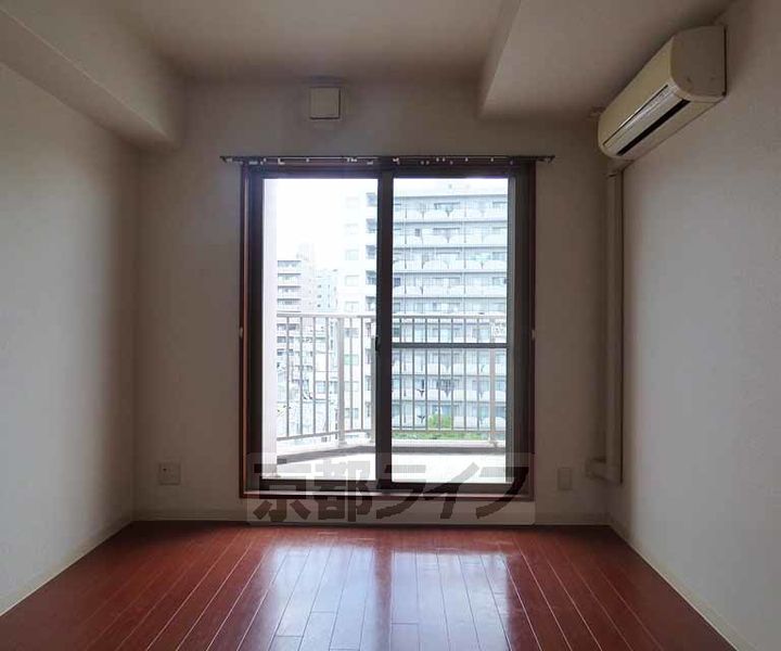 京都府京都市上京区西町の賃貸マンションの居間