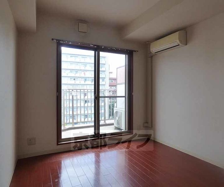 京都府京都市上京区西町の賃貸マンションの居間