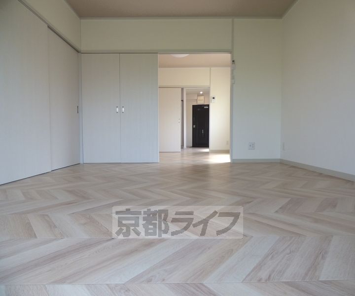 京都府京都市北区紫野西野町の賃貸マンションの居間