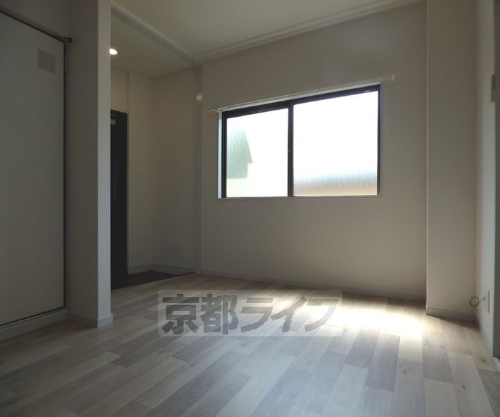 京都府京都市北区紫野西野町の賃貸マンションの居間