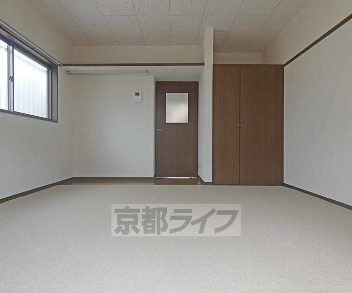 京都府京都市北区等持院中町の賃貸アパートの居間