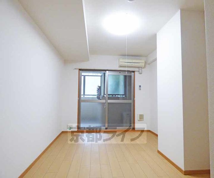 京都府京都市北区小山東元町の賃貸マンションの居間