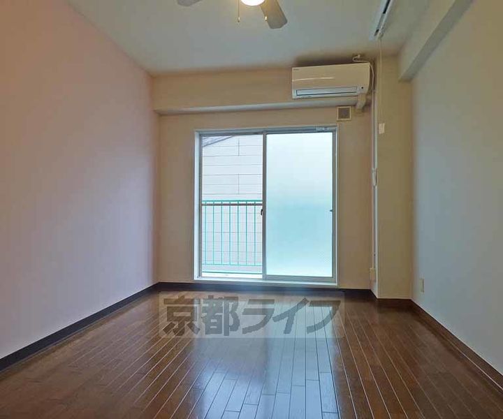 京都府京都市上京区元百万遍町の賃貸マンションの居間