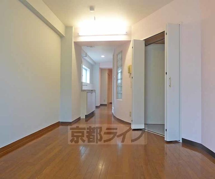 京都府京都市上京区元百万遍町の賃貸マンションの居間