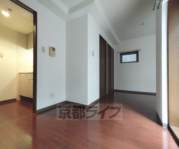京都府京都市上京区立本寺前町の賃貸マンションの居間